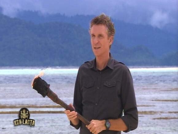 Denis Brogniart et sa torche, dans Koh Lanta 11, vendredi 16 septembre 2011 sur TF1