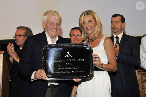 Laurence Ferrari a remis à Jacques Perrin le Trophée de la Personnalité de la Mer lors de la Nuit du Yachting à Monaco le 17 septembre 2011
