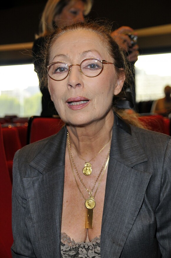 Claudine Coster lors de la vente aux enchères au profit de l'association la Roue Tourne le 19 septembre 2011 à Neuilly