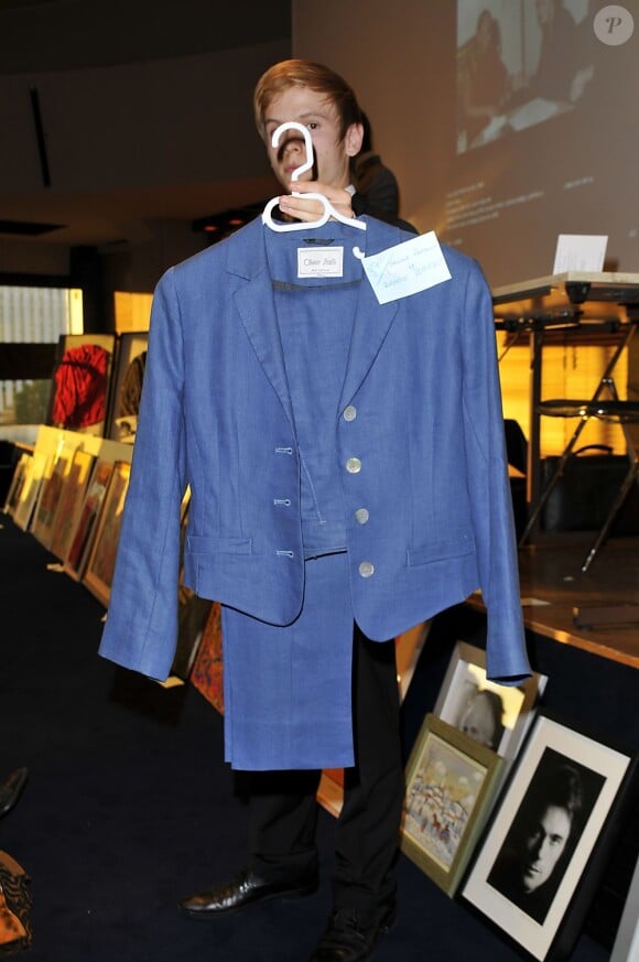 Un tailleur ayant appartenu à Brigitte Bardot vendu lors de la vente aux enchères au profit de l'association la Roue Tourne le 19 septembre 2011 à Neuilly