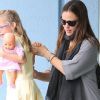 Jennifer Garner, enceinte de son troisième enfant, va chercher sa fille Violet à l'école de Santa Monica le 19 septembre 2011
 