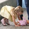 Jennifer Garner, enceinte de son troisième enfant, est très amusée par sa fille Violet à l'école de Santa Monica le 19 septembre 2011
 