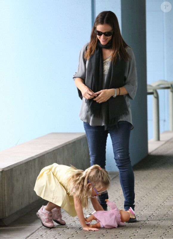 Jennifer Garner, enceinte de son troisième enfant, est très amusée par sa fille Violet à l'école de Santa Monica le 19 septembre 2011
 