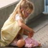 La petite Violet Affleck est très attentionnée avec sa poupée lorsque Jennifer Garner, enceinte de son troisième enfant, vient la chercher à l'école à Santa Monica le 19 septembre 2011