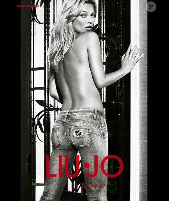 Kate Moss pose pour présenter la collection de jean de Liu Jo.