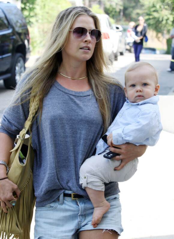 Ali Larter sort avec son fils Theodore à Los Angeles le 21 septembre 2011