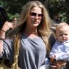 Ali Larter sort avec son fils Theodore à Los Angeles le 21 septembre 2011