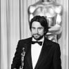 Robert de Niro en 1981 avec son Oscar pour Raging Bull