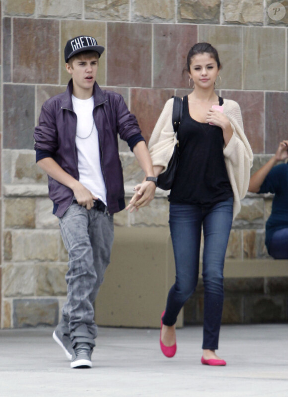 Justin Bieber et sa chérie Selena Gomez dans les rues de Los Angeles, abordés par un fan, le 16 septembre 2011