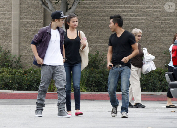 Justin Bieber et sa chérie Selena Gomez dans les rues de Los Angeles, abordés par un fan, le 16 septembre 2011