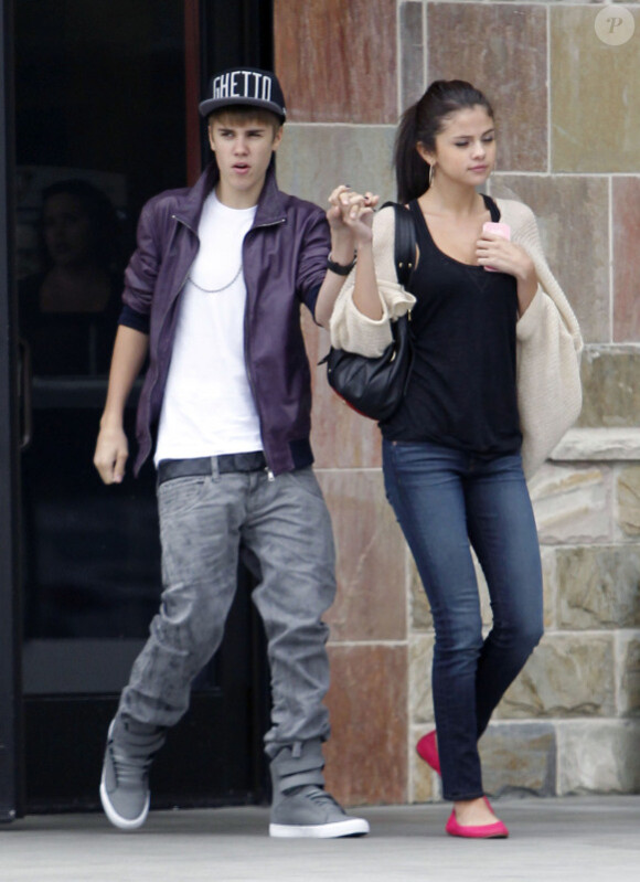 Justin Bieber et sa chérie Selena Gomez dans les rues de Los Angeles, abordés par un fan, le 16 septembre 2011