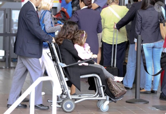 Salma Hayek et sa fille Valentina embarquent sur un fauteuil roulant pour un vol à destination de Paris. A Los Angeles, le 24 septembre 2011