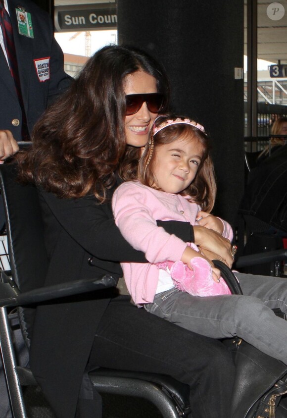 Salma Hayek et sa fille Valentina embarquent sur un fauteuil roulant pour un vol à destination de Paris. A Los Angeles, le 24 septembre 2011