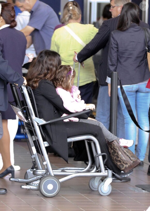 Salma Hayek et sa fille Valentina embarquent sur un fauteuil roulant pour un vol à destination de Paris. A Los Angeles, le 24 septembre 2011
