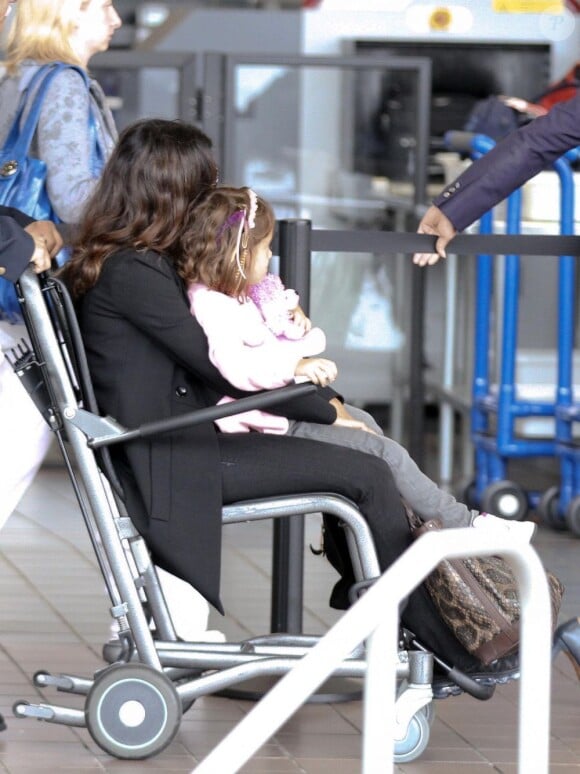 Salma Hayek et sa fille Valentina à l'aéroport de Los Angeles le 24 septembre 2011 pour prendre un avion direction Paris