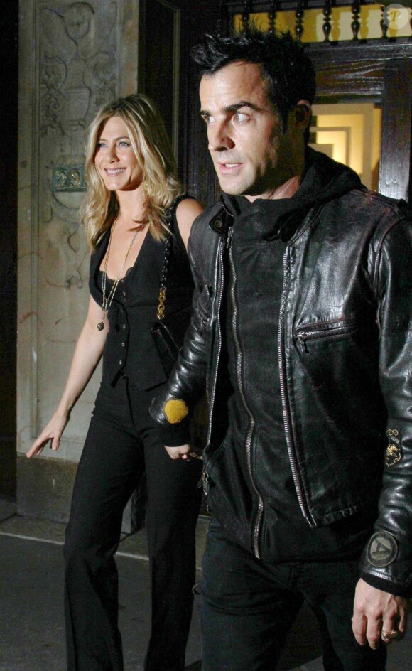 Jennifer Aniston et Justin Theroux à la sortie de leur appartement, à New York, le 26 septembre 2011.