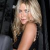 Jennifer Aniston s'engouffre dans une voiture en sortant de son appartement, à New York, le 26 septembre 2011.