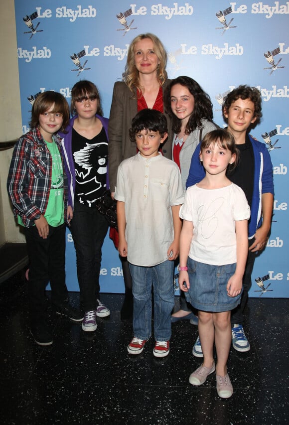 Julie Delpy entourée d'enfants-acteurs lors de l'avant-première du film Le Skylab à Paris le 27 septembre 2011