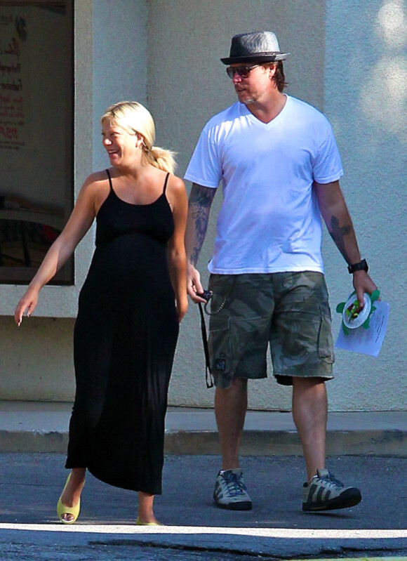 Tori Spelling avec son mari Dean McDermott dans les rues de Los Angeles le 27 septembre 2011