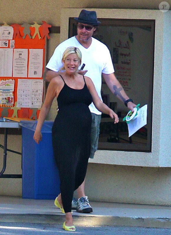 Tori Spelling avec son mari Dean McDermott dans les rues de Los Angeles le 27 septembre 2011