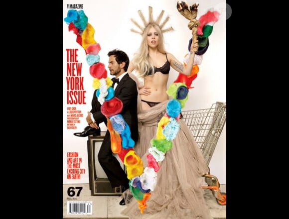 Lady Gaga se mue en Statue De La Liberté, accompagnée du créateur Marc Jacobs, pour le magazine V et son numéro consacré à New York. Septembre 2010.