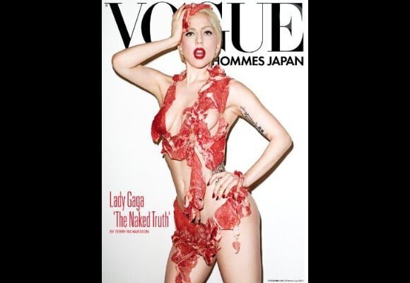 La robe composée de viandes que Lady Gaga avait porté lors des MTV Video Music Awards a fait la polémique. Le magazine Vogue Hommes Japan l'a repris à son compte. Septembre 2010.