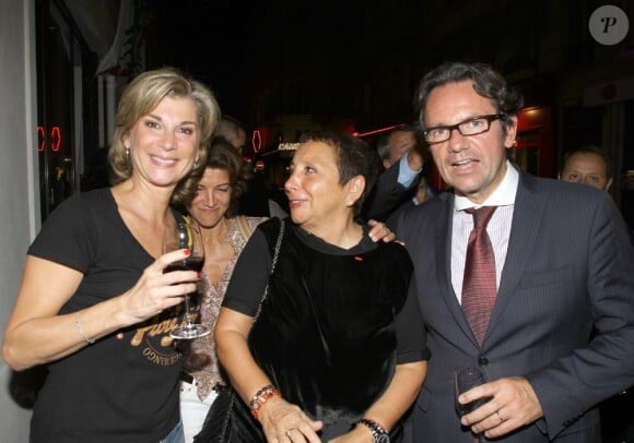 Michèle Laroque, Nicole (du restaurant La Petite Maison) et Frédéric Lefebvre lors de la soirée de l'Association des Niçois de Paris, le 26 septembre 2011.