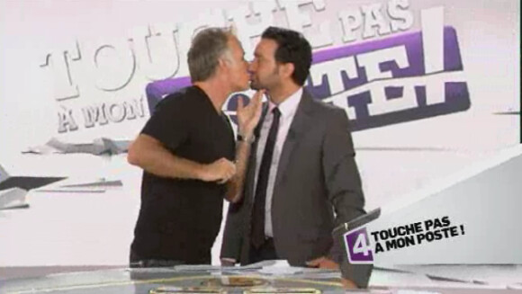 Franck Dubosc fait un bisou à Cyril Hanouna sur le plateau de Touche pas à mon poste sur France 4