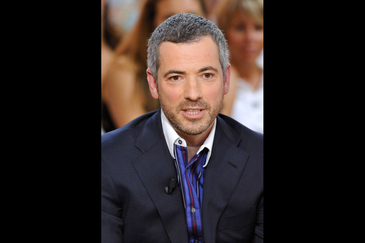 Photo : Bruno Putzulu sur le plateau de Vivement Dimanche, émission
