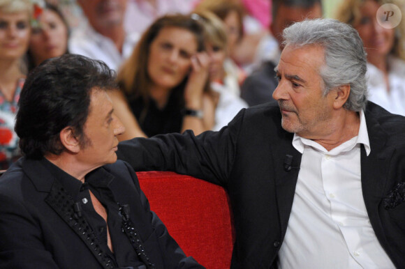 Johnny Hallyday et Pierre Arditi sur le plateau de Vivement Dimanche, émission présentée par Michel Drucker et diffusée le 2 octobre 2011. Prise de vue effectuée le 28 septembre 2011