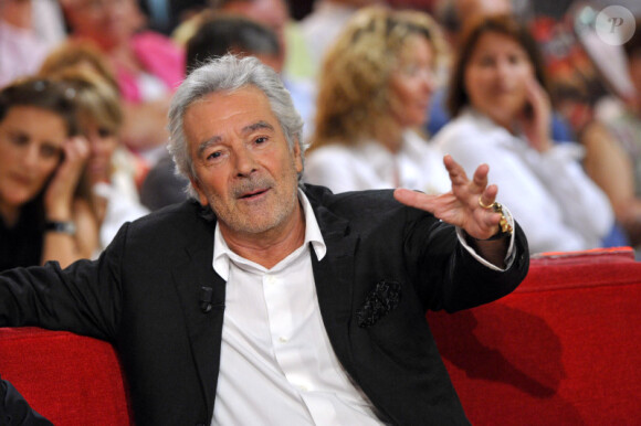 Pierre Arditi sur le plateau de Vivement Dimanche, émission présentée par Michel Drucker et diffusée le 2 octobre 2011. Prise de vue effectuée le 28 septembre 2011