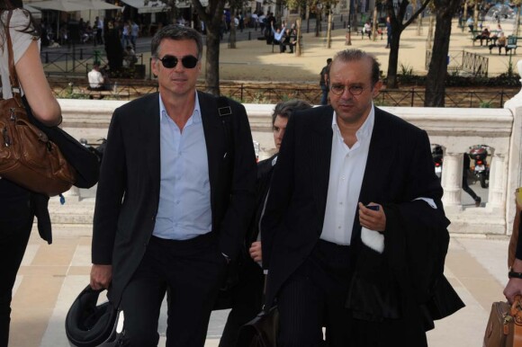 Bruno Gaccio arrive au tribunal, accompagné de son avocat Hervé Temime, à Paris, le 27 septembre 2011.