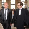 Pierre Martinet arrive au tribunal, accompagné de son avocat, à Paris, le 27 septembre 2011.