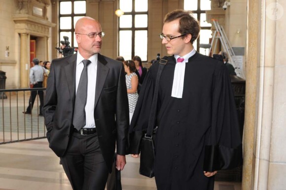 Pierre Martinet arrive au tribunal, accompagné de son avocat, à Paris, le 27 septembre 2011.