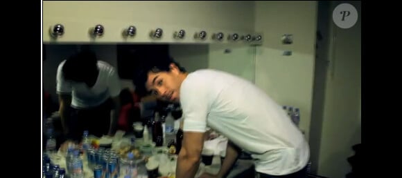 Enrique Iglesias dans son clip I Like How It Feels, titre extrait de son album Euphoria.