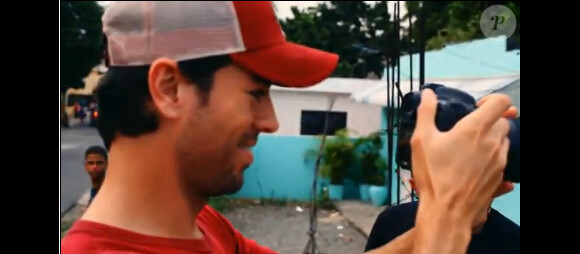 Enrique dans la vidéo d'I Like How It Feels, titre extrait de son album Euphoria.