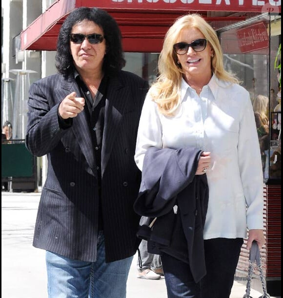 Gene Simmons et sa femme Shannon Tweed dans les rues de Los Angeles en avril 2011