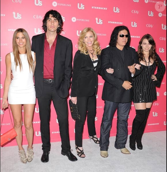 Gene Simmons en compagnie de sa femme Shannon Tweed et de leurs enfants Nick et Sophie posent lors d'une soirée à Los Angeles en avril 2011