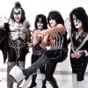 Gene Simmons, bassiste du groupe Kiss, pose avec les autres membres du groupe légendaire