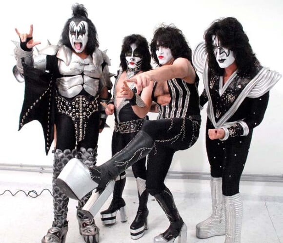 Gene Simmons, bassiste du groupe Kiss, pose avec les autres membres du groupe légendaire