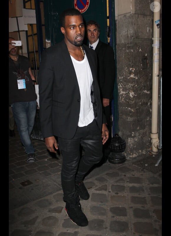 Kanye West arrive à la soirée Givenchy pendant la Fashion Week parisienne le 2 octobre 2011