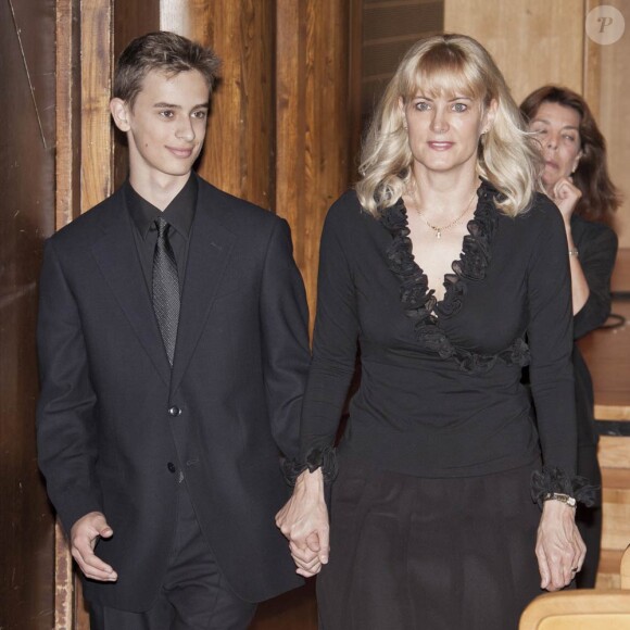 Caroline de Monaco, avec Amy, femme du défunt, et l'un de ses fils, lors de l'inauguration de la plaque hommage à Yakov Kreizberg, à Monaco. 2 octobre 2011