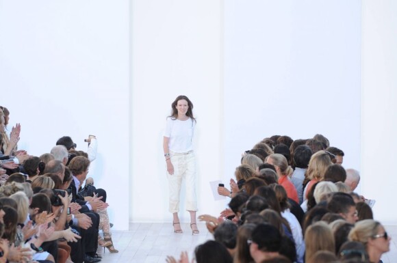 La nouvelle directrice artistique de Chloé Clare Waight Keller applaudit lors de la Fashion Week parisienne, le 3 octobre 2011