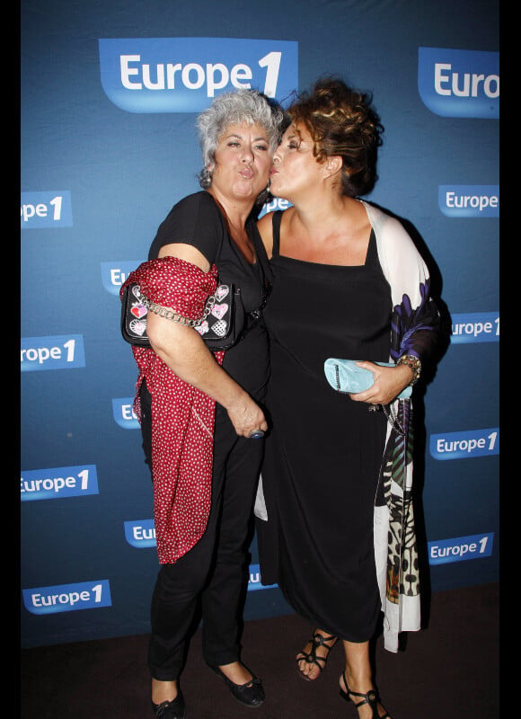 Marianne James et sa soeur Scaly lors de l'avant-première du film Polisse dans les locaux d'Europe 1 à Paris le 3 octobre 2011