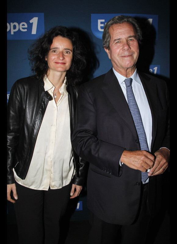 Jean-Louis Debré et sa bien-aimée lors de l'avant-première du film Polisse dans les locaux d'Europe 1 à Paris le 3 octobre 2011