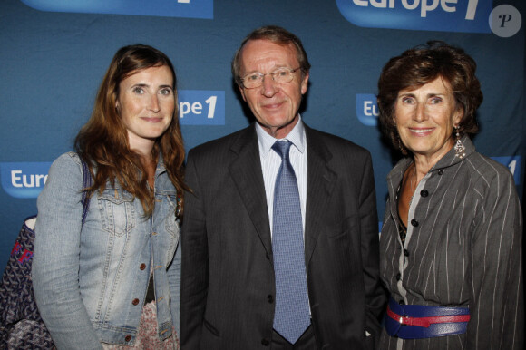 Michel Perebeau, sa femme et sa fille lors de l'avant-première du film Polisse dans les locaux d'Europe 1 à Paris le 3 octobre 2011