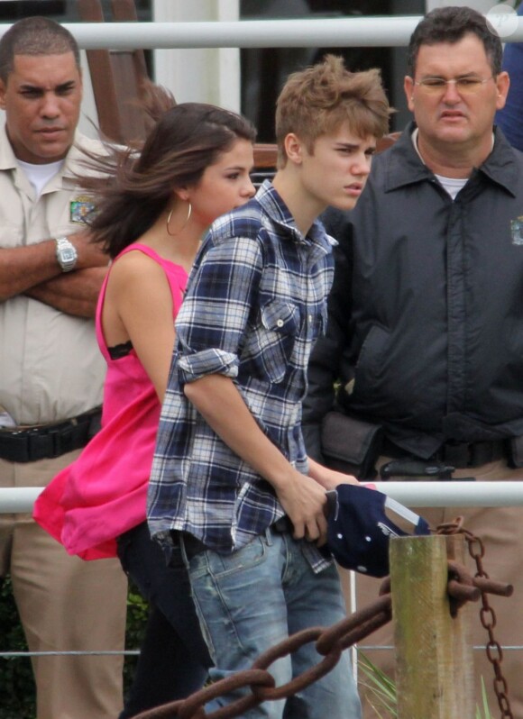 Justin Bieber et Selena Gomez décoiffés et amoureux, s'apprêtent à faire un tour en hélico au dessus de Rio de Janeiro au Brésil, le 4 octobre 2011
