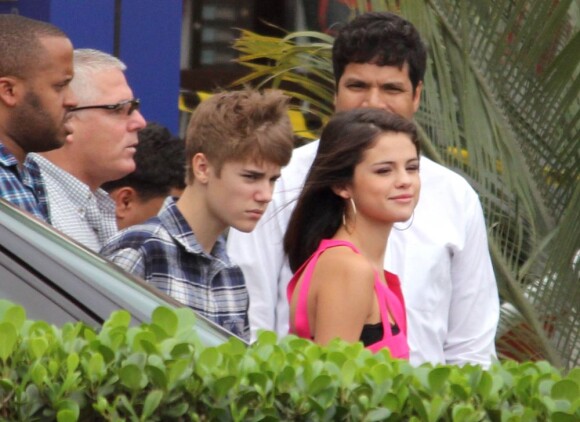 Justin Bieber et Selena Gomez décoiffés par l'hélico à Rio de Janeiro au Brésil, le 4 octobre 2011