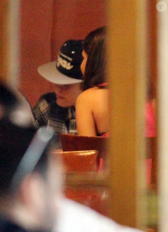 Justin Bieber et Selena Gomez au restaurant à Rio de Janeiro au Brésil, le 4 octobre 2011