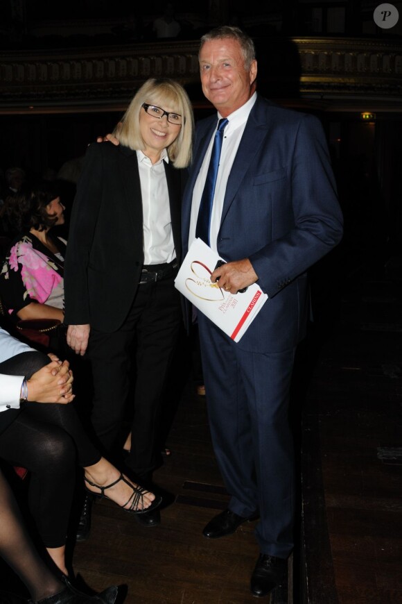Mireille Darc et Christian Courtin lors des Clarins award de la "Femme dynamisante" 2011, à l'Opéra comique, à Paris, le 3 octobre 2011